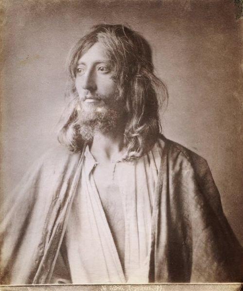 Персидский дервиш. 
В исламе так называют странствующих и живущих в обителях аскетов.  