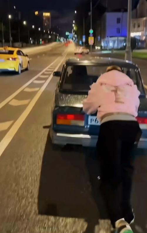 Девки думали, что сейчас подъедет лакшери мерс, стёкла в хлам, салон в алькантаре и пацан в рубашке нараспашку. 01