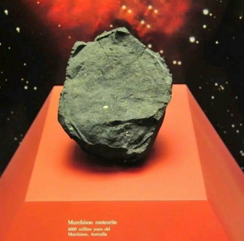 Старше земли.  В музее хранится материал, которому насчитывается 4, 6 миллиарда лет.

