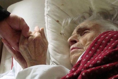 Этот старик в доме престарелых умер.  