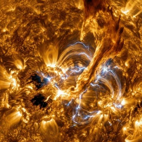 8 декабря специалисты института прикладной геофизики зафиксировали сразу несколько вспышек на поверхности солнца. 01