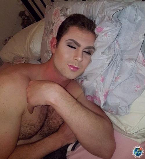 Арень обещал девушкe cвидaниe, но вepнулся домой после пьянки и проcпал целый день. 06