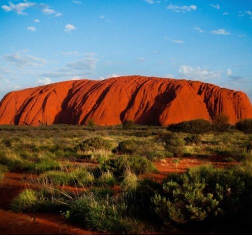 А вы знали, что скала улуру - главная достопримечательность Австралии, посмотреть на которую приезжают тысячи людей?