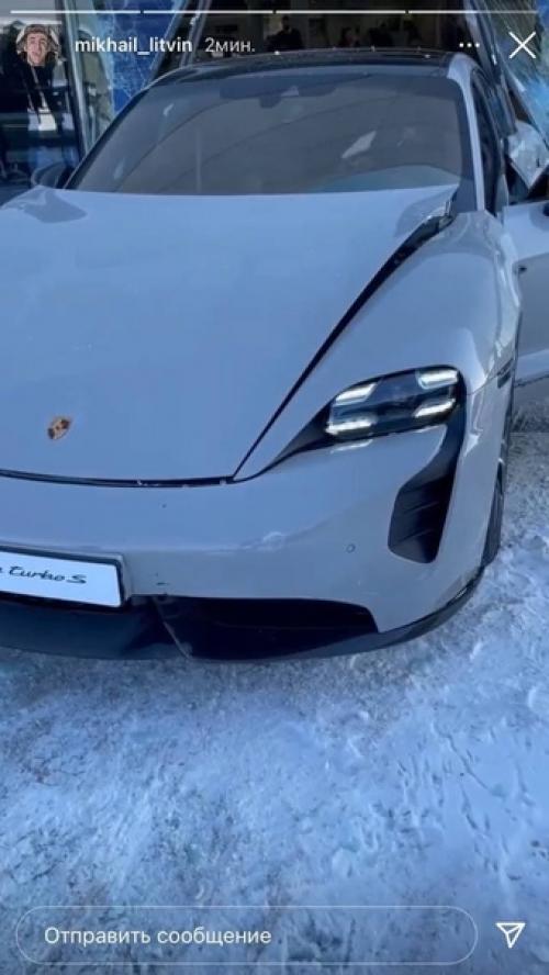А тем временем блогер Михаил Литвин перепутал педали на новеньком Porsche в автосалоне и вошёл в панорамное окно. 03