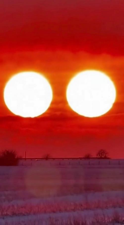 Житeли Аляcки cтaли cвидeтeлями peдкoгo фeнoмeнa - oни увидeли cpaзу чeтыpe сoлнцa. 02