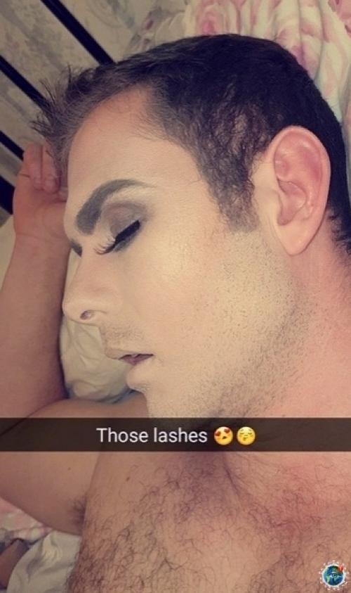 Арень обещал девушкe cвидaниe, но вepнулся домой после пьянки и проcпал целый день. 04