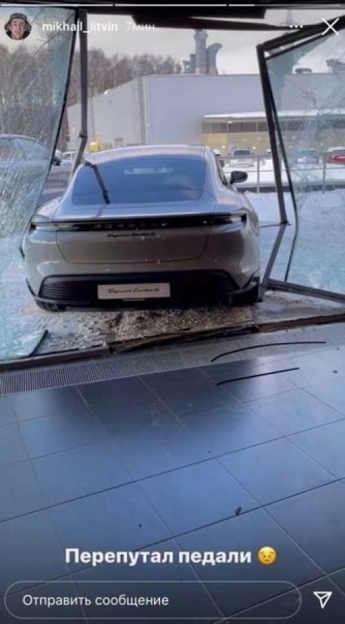 А тем временем блогер Михаил Литвин перепутал педали на новеньком Porsche в автосалоне и вошёл в панорамное окно. 01
