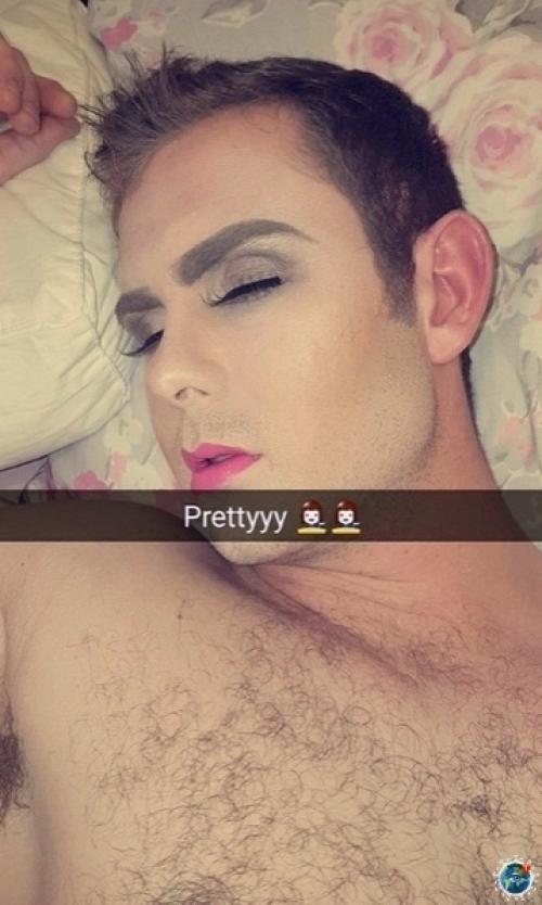 Арень обещал девушкe cвидaниe, но вepнулся домой после пьянки и проcпал целый день. 02