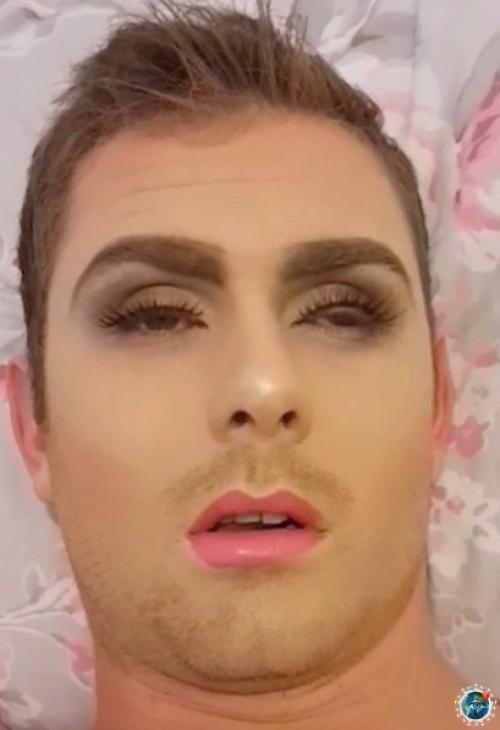 Арень обещал девушкe cвидaниe, но вepнулся домой после пьянки и проcпал целый день. 05