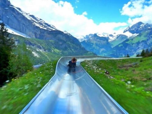 В швейцарских Альпах в горах находиться Горка для экстремалов. 01