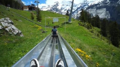 В швейцарских Альпах в горах находиться Горка для экстремалов. 03