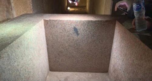 Археологи очередной древний саркофаг с машинным уровнем обработки нашли. 02