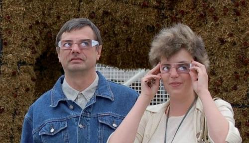 В зоопарке Роттердама посетителей заставляют надевать вот такие очки. 01