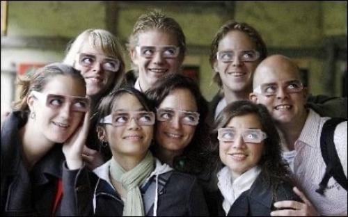 В зоопарке Роттердама посетителей заставляют надевать вот такие очки. 04