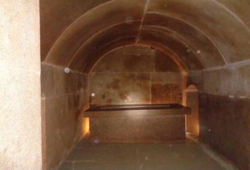 Археологи очередной древний саркофаг с машинным уровнем обработки нашли. 04