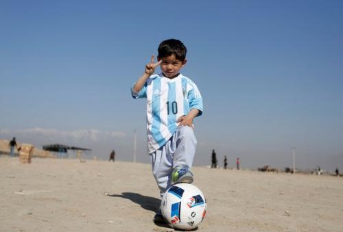 Пятилетний Муртаза Ахмади позирует в форме, полученной в подарок от Лионеля месси, Кабул, Афганистан.