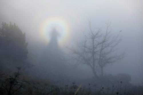 Броккенский призрак.  Есть такое атмосферное оптическое явление, которое называется Броккенский Призрак. 02