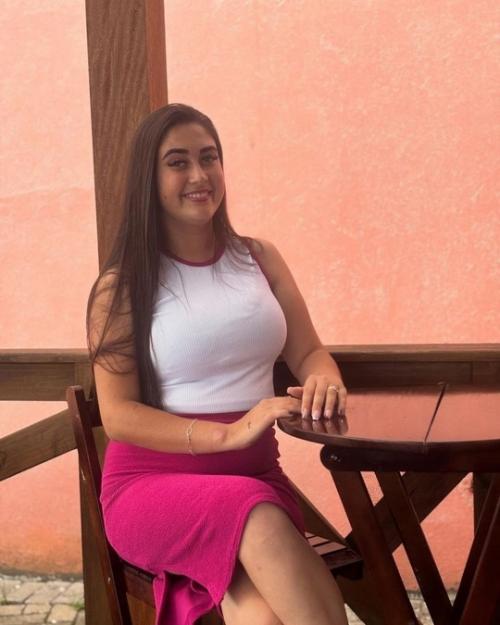 Молодая бразильянка, которой всего 22 года, долгое время страдала от редкого заболевания, известного как Гигантомастия. 02