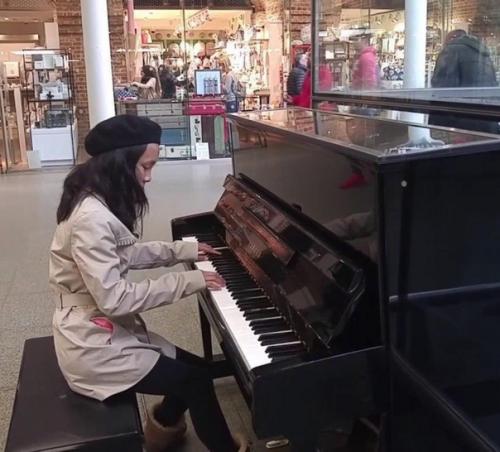 С 2012 года во французских железнодорожных вокзалах поставлены фортепиано.