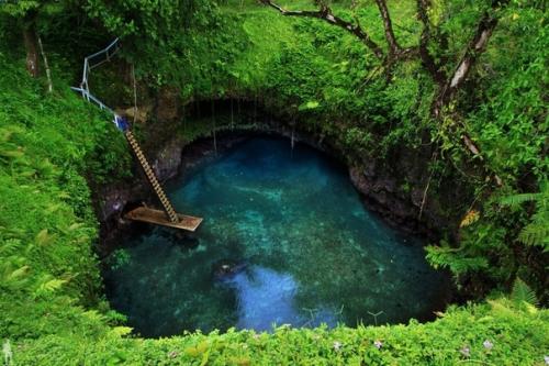 То - суа, природный бассейн на острове уполу, Самоа.
