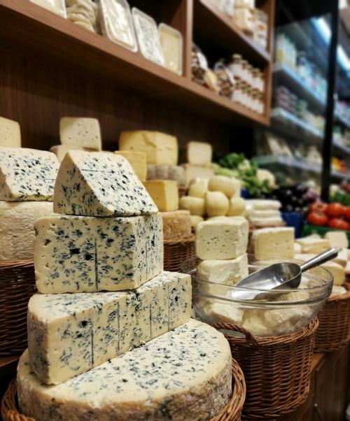 Этот деликатес плотно набивают в бурдюки и оставляют созревать в полной темноте. 01