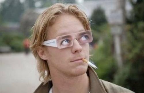 В зоопарке Роттердама посетителей заставляют надевать вот такие очки. 

