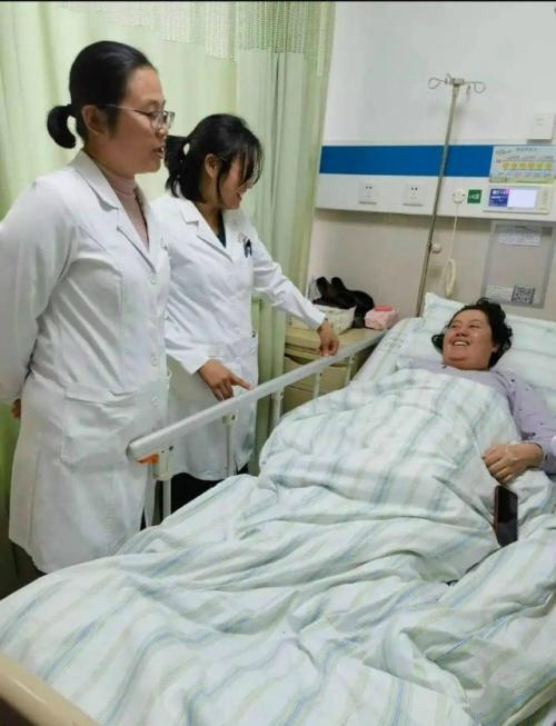 Один шанс на 60 миллионов: 24-летняя китаянка родила пятерых без ЭКО.
