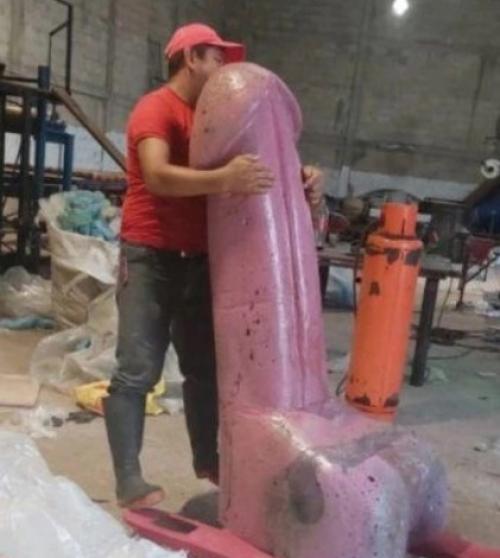 99-Летняя мексиканка высказала желание, чтобы на её могиле установили огромную статую пениса. 01