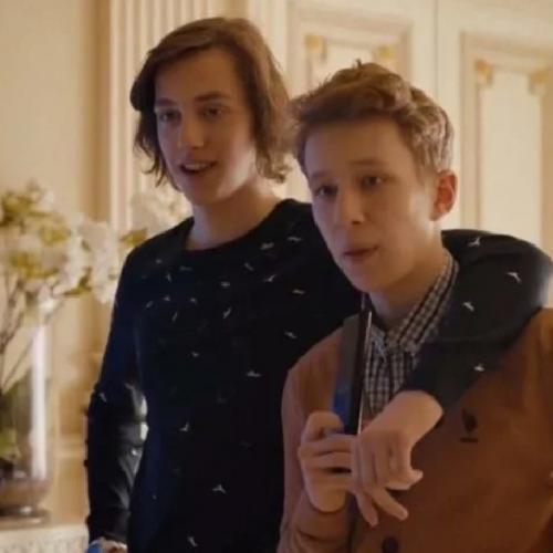 Покинувший страну в 2022 году известный актёр обратился к россиянам с просьбой о помощи. 02