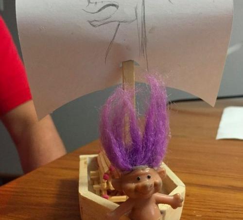 Умершей аквариумной рыбке устроили похороны в стиле древних викингов - с уплывающей горящей ладьей. 02