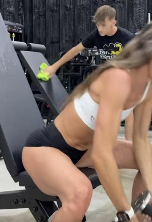 Суровые будни работника зала!  