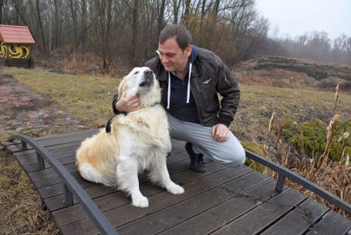 Собака мужчину из горящего дома вытащила.