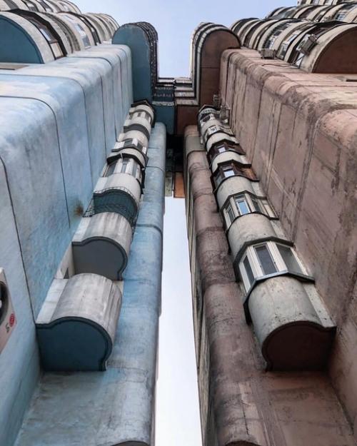 Один из ярких примеров архитектуры советского модернизма. 01