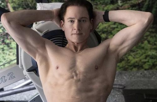 Миллионер - биохакер признался, что вместо омоложения добился ускоренного старения. 02