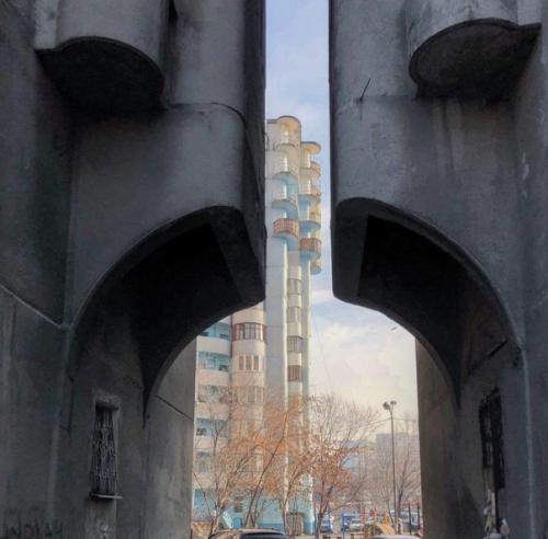 Один из ярких примеров архитектуры советского модернизма. 03