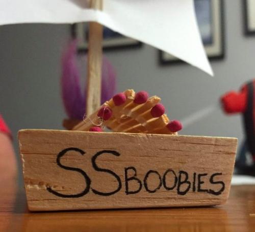 Умершей аквариумной рыбке устроили похороны в стиле древних викингов - с уплывающей горящей ладьей. 03