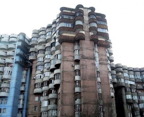 Один из ярких примеров архитектуры советского модернизма. 04