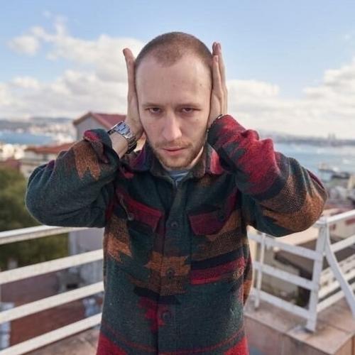 Покинувший страну в 2022 году известный актёр обратился к россиянам с просьбой о помощи. 01