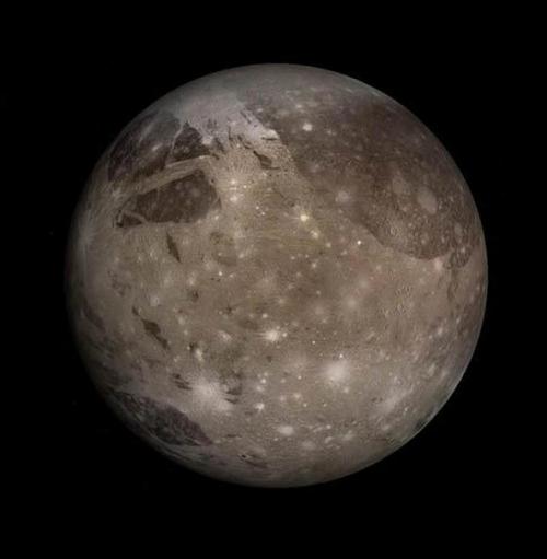 Поверхность спутника Нептуна - тритона, усеянная гейзерами.