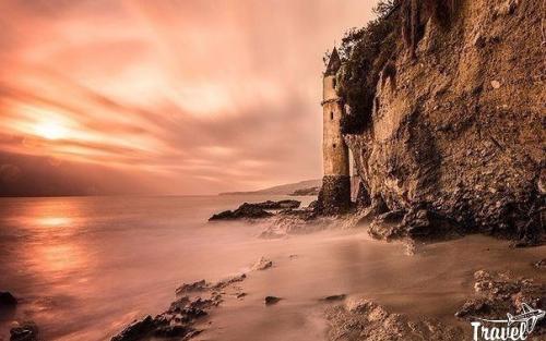 Потрясающие маяки.   Маяки всегда ассоциируются с чем-то невероятно романтичным и одновременно мощным. 02