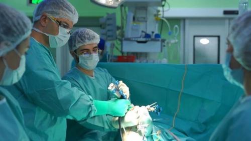 В Москве провели первые 30 хирургических операций с применением мини - робота ортопеда.