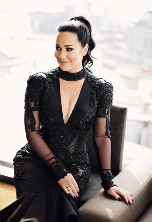 Эта невеста нарушила все традиции и пошла под венец в чёрном платье. 05