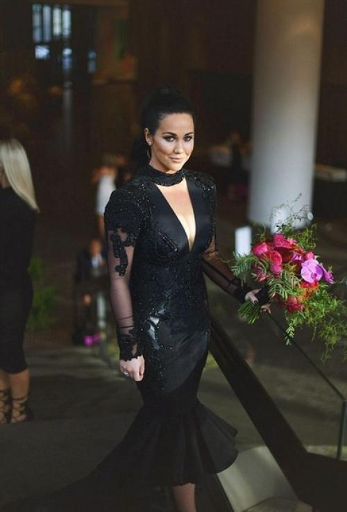 Эта невеста нарушила все традиции и пошла под венец в чёрном платье. 01