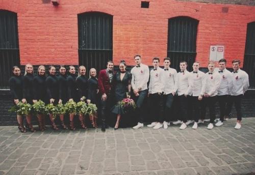 Эта невеста нарушила все традиции и пошла под венец в чёрном платье. 03