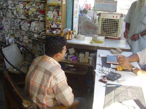 Индийская аптека.

С виду все как полагается, но давайте заглянем в подсобное помещение. 
