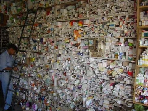 Индийская аптека.  С виду все как полагается, но давайте заглянем в подсобное помещение. 01