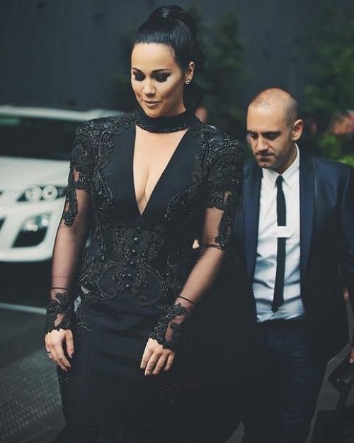 Эта невеста нарушила все традиции и пошла под венец в чёрном платье. 06