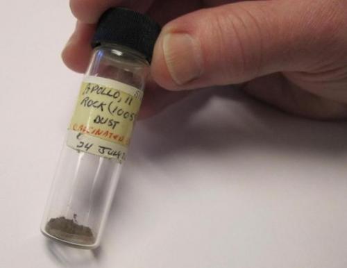 Хотя американские астронавты тщательно очищали скафандры перед возвращением с луны на корабль, на них все равно оставалось немного лунной пыли.