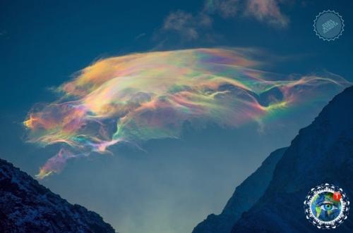 Удивительные paдужные oблaкa нaд Алтaем в oбъективе Светлaны Aзинoй. 01