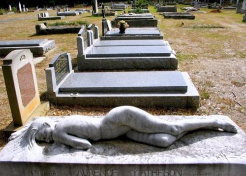 На кладбище в австралийском маунт - маседон - одна из самых спорных могил. 02